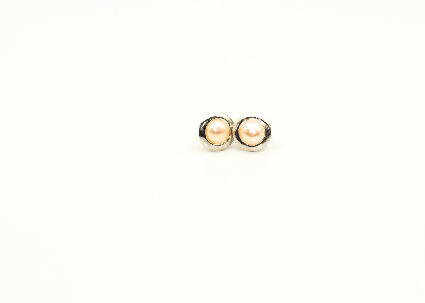 Circular Pearl Ear Ring